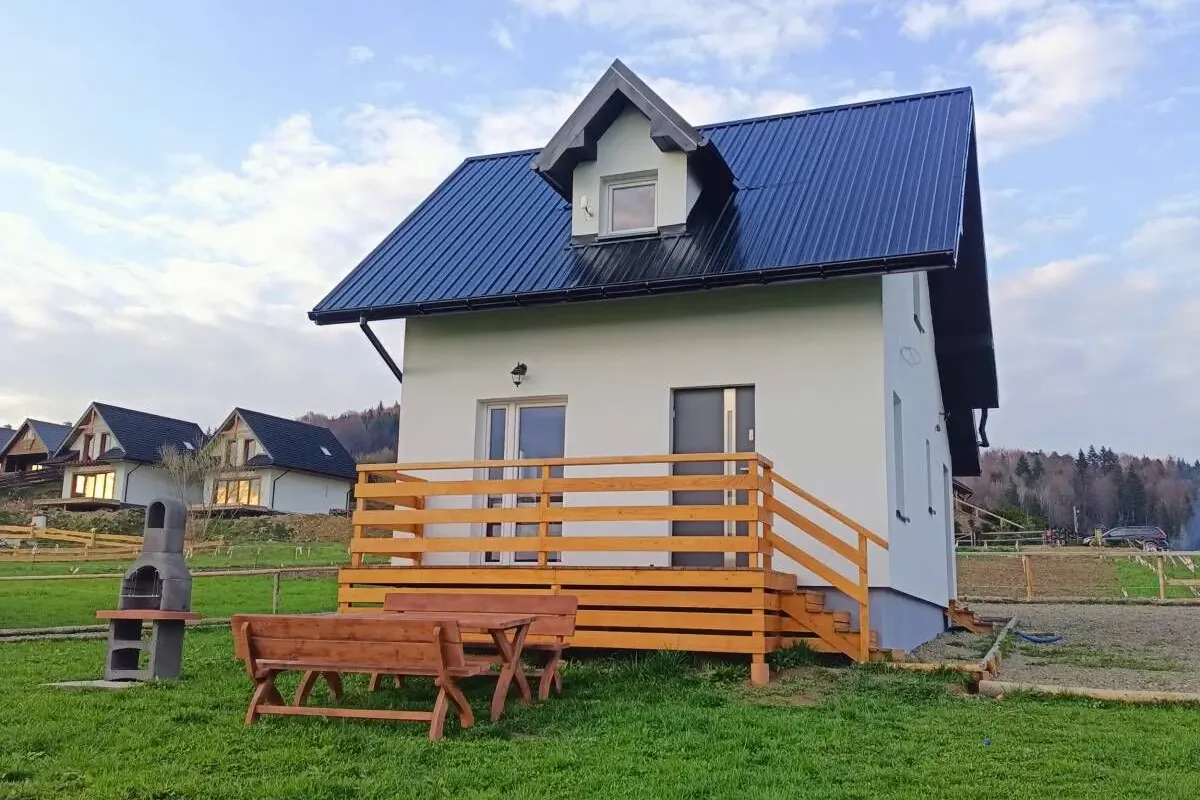 Domki na Zapotocu Grywałd - widok zewnętrzny z ogrodem